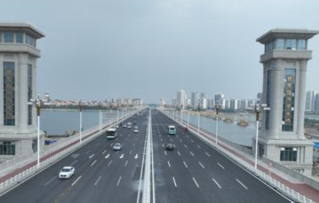 北京路沂河橋全線通車，曾用560個液壓千斤頂同步頂升老橋